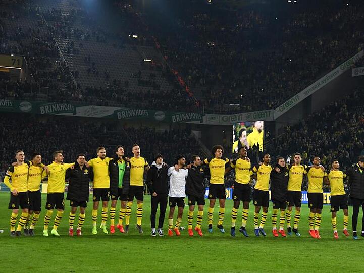 Die Mannschaft von Borussia Dortmund lässt sich nach dem 3:2 gegen Leverkusen feiern.