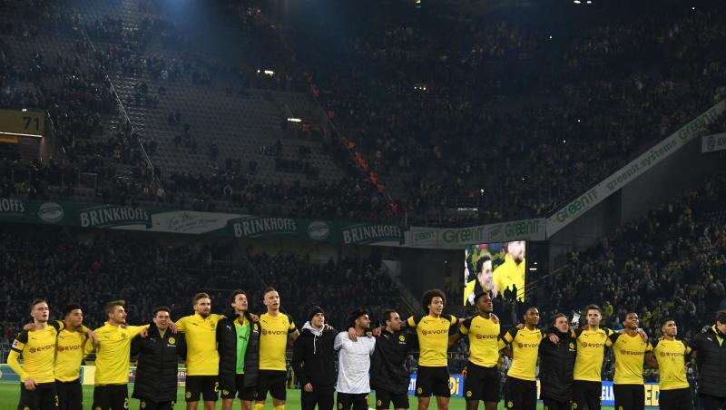 Die Mannschaft von Borussia Dortmund lässt sich nach dem 3:2 gegen Leverkusen feiern. Die Mannschaft von Borussia Dortmund lässt sich nach dem 3:2 gegen Leverkusen feiern.
