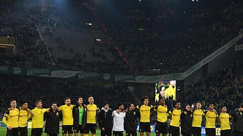 Die Mannschaft von Borussia Dortmund lässt sich nach dem 3:2 gegen Leverkusen feiern.