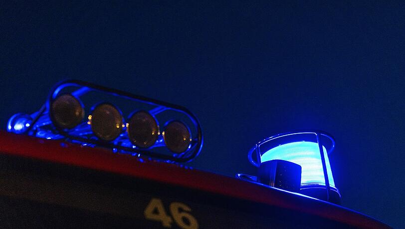 Das Blaulicht leuchtet auf dem Dach eines Feuerwehrfahrzeugs.