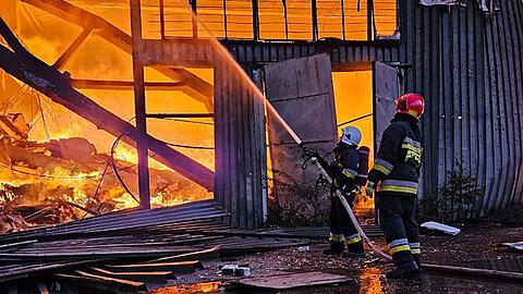 Rettungskräfte bei Löscharbeiten nach einem russischen Luftangriff auf die westukrainische Stadt Lwiw.