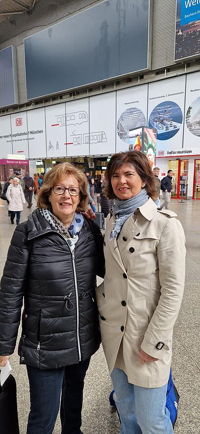 Edith (65, l.) und Marion (64) sind am Hauptbahnhof gestrandet.
