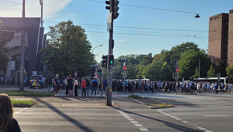 Völkerwanderung in Giesing: Die Löwen-Fans strömen in Scharen zum Grünwalder Stadion.
