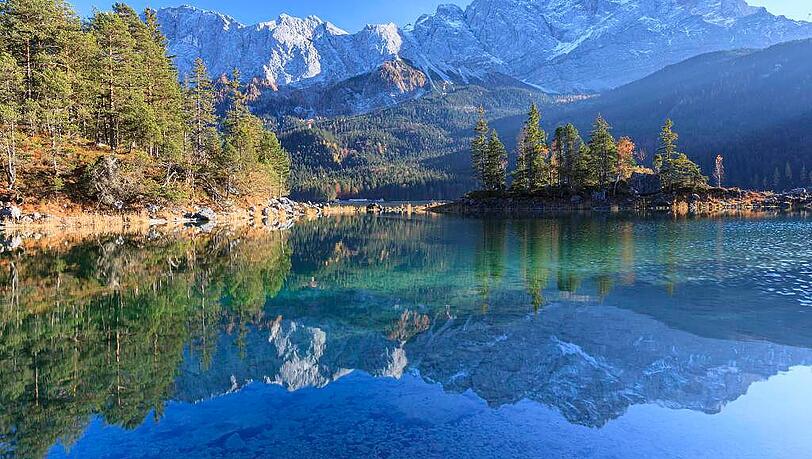 Der Eibsee am Fuße der Zugspitze ist ein sehr beliebtes Ausflugsziel in Oberbayern. Der Eibsee am Fuße der Zugspitze ist ein sehr beliebtes Ausflugsziel in Oberbayern.
