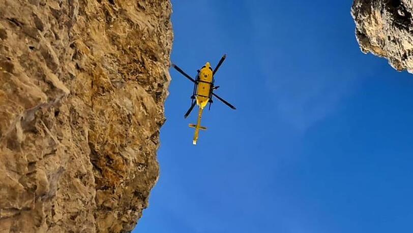 Ein Hubschrauber brachte den verletzten Kletterer aus dem unwegsamen Gelände. (Symbolbild) Ein Hubschrauber brachte den verletzten Kletterer aus dem unwegsamen Gelände. (Symbolbild)