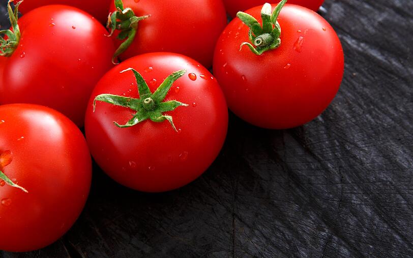 Tomaten z&auml;hlen zu den beliebtesten Gem&uuml;sesorten in Deutschland. Pro Kopf werden bis zu 20 Kilo j&auml;hrlich verzehrt. Doch handelt es sich bei dem Nachtschattengew&auml;chs wirklich um ein Gem&uuml;se?