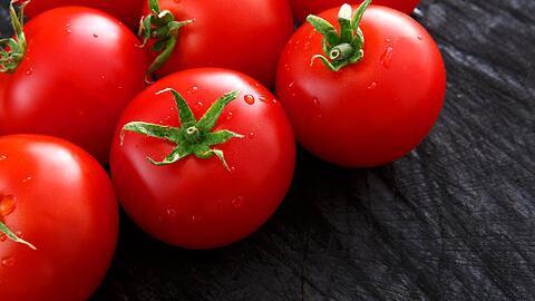 Tomaten z&auml;hlen zu den beliebtesten Gem&uuml;sesorten in Deutschland. Pro Kopf werden bis zu 20 Kilo j&auml;hrlich verzehrt. Doch handelt es sich bei dem Nachtschattengew&auml;chs wirklich um ein Gem&uuml;se?