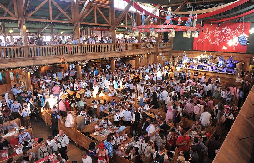 3,5 Millionen Gäste aus aller Welt: Zur Wiesn-Halbzeit wurden 3,4 Millionen Maß Bier getrunken. Bei den Münchnern war besonders der nostalgische Festbereich der &bdquo;Oidn Wiesn&ldquo; beliebt &ndash; etwa 200 000 Besucher waren dort schon zu Gast. Die Zwischenbilanz von Polizei und Rettungskräften fällt positiv aus.