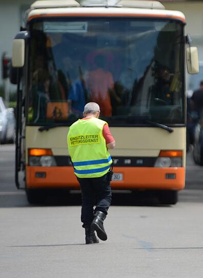 Amok-Alarm an der Lindenschule im bayerischen Memmingen: Nachdem 280 Schüler und ihre Lehrer sich Dienstagmittag nach Schussgeräuschen in den Klassenzimmern eingeschlossen hatten, werden die Schüler mit einem Bus von der Schule weggefahren. Die Polizei durchsucht das Gebäude und fahndet nach einem Achtklässler, der nach Zeugenaussagen mit zwei Waffen hantiert haben soll. Ein Schuss soll gefallen, aber niemand verletzt worden sein.