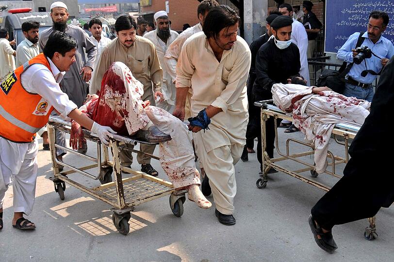 Viele Verletzte und Tote nach einem Anschlag auf einen Markt nahe Peshawar im Nordwesten Pakistans. Foto: Arshad Arbab