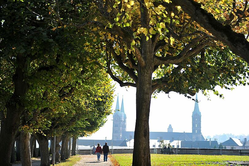In BAMBERG ist die Zahl der Studierenden in den letzten vier bis fünf Jahren von etwa 8000 auf 13 000 gestiegen. Dadurch sei die Situation &bdquo;recht kritisch&ldquo;, sagt ein Sprecher der Stadt: &bdquo;Es wird viel gebaut, aber einiges ist noch nicht fertig.&ldquo; 832 Wohnheimplätze gibt es, die Warteliste ist laut Studentenwerk etwa genauso lang. Bei der Privatzimmervermittlung sei das Angebot dürftig, eine Notunterkunft ist vorbereitet. Doch es gibt Hoffnung, dass es in den nächsten Jahren besser wird: 2014 wird der Bamberger Stützpunkt der US-Truppen aufgelöst und damit Wohnraum frei.