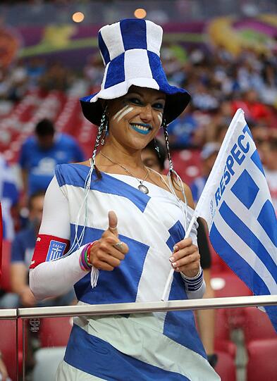"???? ???" ruft einem diese Anhängerin der griechischen Nationalmannschaft - übersetzt heißt es es "Hallo"