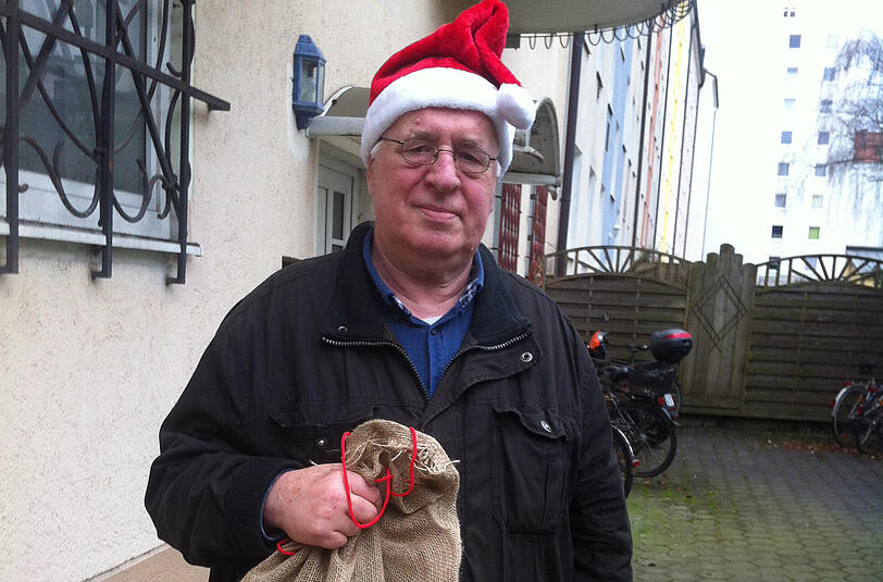 Der Auer &bdquo;Weihnachtsmann&ldquo; Rolf Maichle mit dem Gaben-Sackl für die Regensburger Politiker.