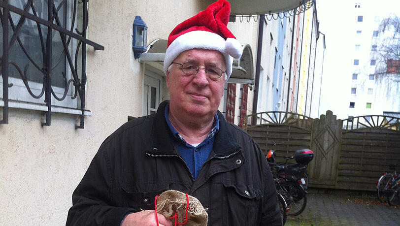 Der Auer „Weihnachtsmann“ Rolf Maichle mit dem Gaben-Sackl für die Regensburger Politiker. Der Auer „Weihnachtsmann“ Rolf Maichle mit dem Gaben-Sackl für die Regensburger Politiker.