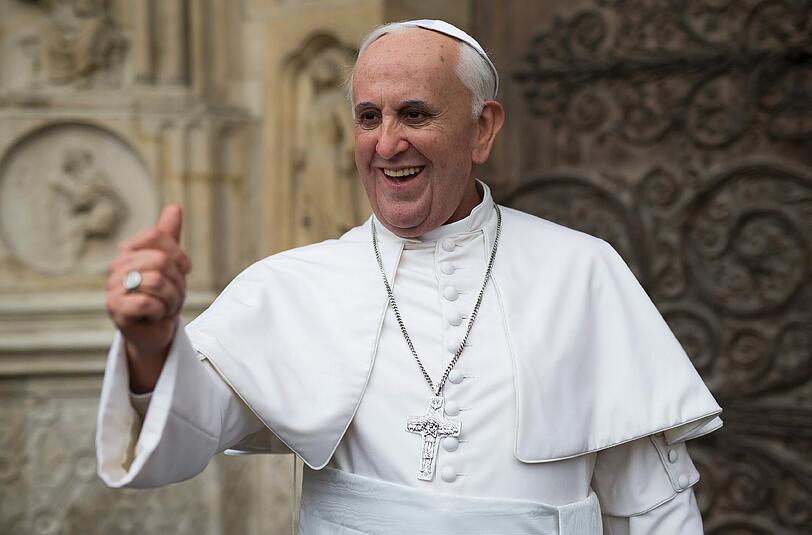 Die Wachsfigur von Papst Franzikus wurde vor der Kathdrale Notre-Dame in Paris der Öffentlichkeit präsentiert