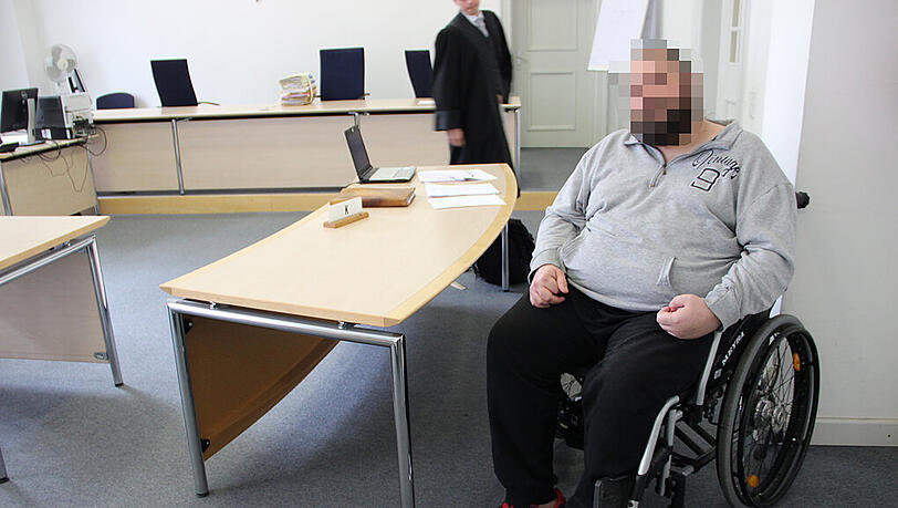 Für immer Rollstuhlfahrer: David P. gibt den Ärzten die Schuld. Für immer Rollstuhlfahrer: David P. gibt den Ärzten die Schuld.