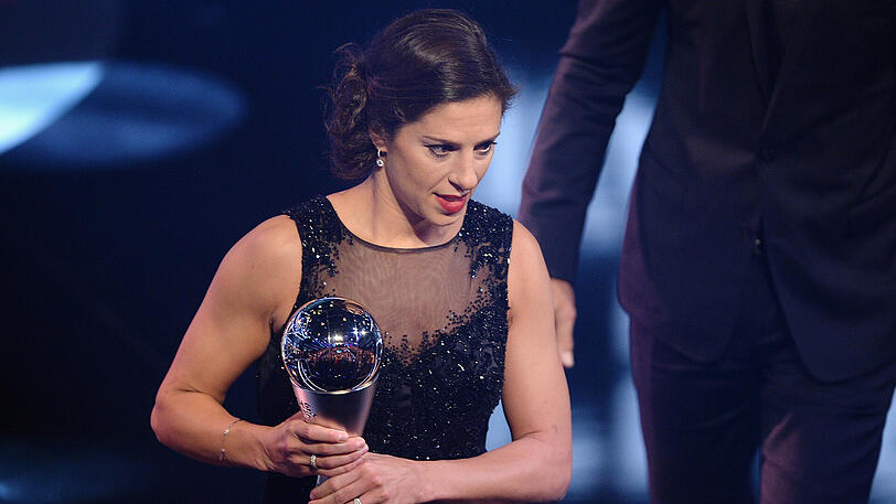 Die US-amerikanische Fußballspielerin Carli Lloyd erhält ihre Trophäe als FIFA-Weltfussballerin.