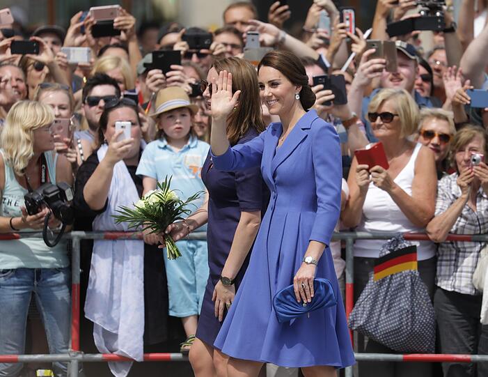 Herzogin Kate inmitten der jubelnden Royal-Fans