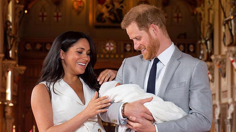 Herzogin Meghan und Prinz Harry haben sich am Mittwoch erstmals mit ihrem Baby gezeigt. Es heißt Archie.