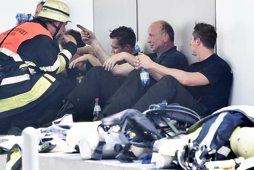 In der Garage des Gymnasiums brannten drei Autos. Die Bilder vom Feuerwehreinsatz.