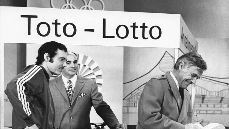 Die Lotterie wurde über das Fernsehen bekannt, durch Werbeträger wie Franz Beckenbauer – hier mit Schnauzer – und Joachim Fuchsberger. Die Lotterie wurde über das Fernsehen bekannt, durch Werbeträger wie Franz Beckenbauer – hier mit Schnauzer – und Joachim Fuchsberger.