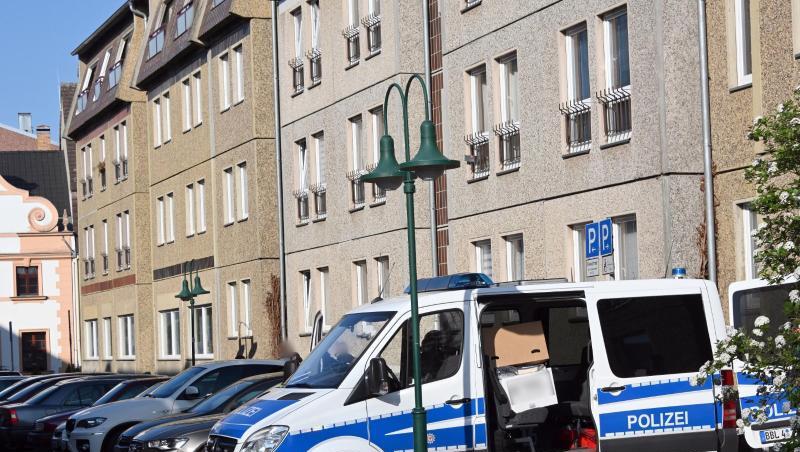 Wegen des Verdachts der Bildung einer kriminellen Vereinigung im Raum Cottbus fand eine Razzia gegen Personen der Hooligan-, Kampfsport- und rechtsextremistischen Szene statt. Wegen des Verdachts der Bildung einer kriminellen Vereinigung im Raum Cottbus fand eine Razzia gegen Personen der Hooligan-, Kampfsport- und rechtsextremistischen Szene statt.