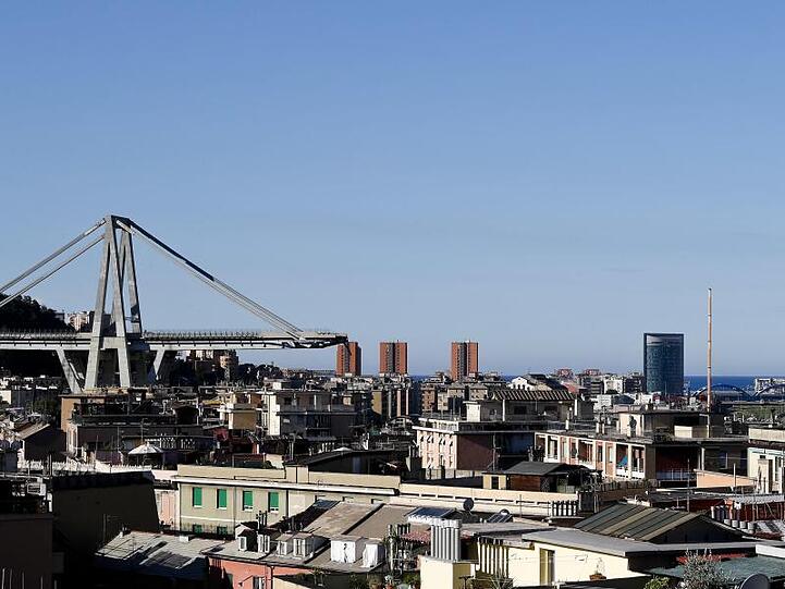 Die zwei noch stehenden Pfeiler der Morandi-Brücke wurden kontrolliert gesprengt.