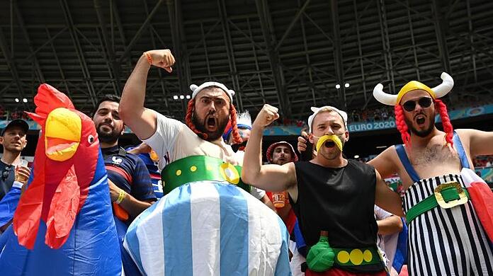 Französische Fans posieren als Asterix und Obelix mit einem gallischen Hahn vor dem Anpfiff.