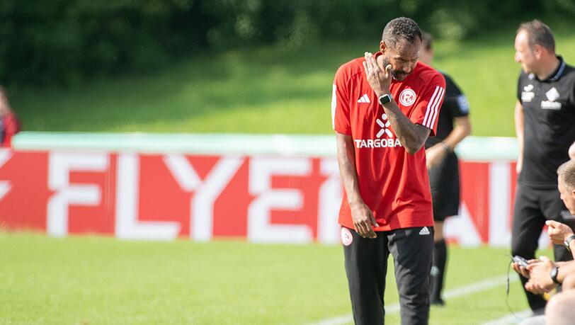 Düsseldorfs Trainer Daniel Thioune ist unzufrieden.