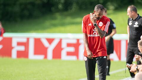 Düsseldorfs Trainer Daniel Thioune ist unzufrieden.