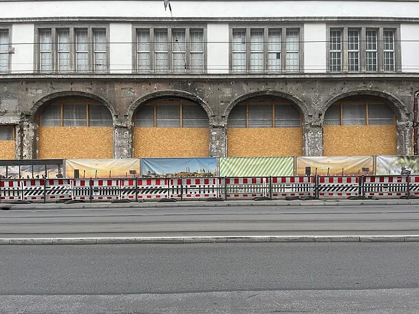 Auch an der Prielmayerstraße wurde der Bauzaun mit Fotos verschönert. Auch an der Prielmayerstraße wurde der Bauzaun mit Fotos verschönert.
