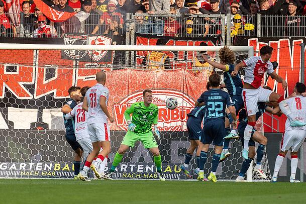 Voller Fokus beim Debüt: Sechzig-Keeper Thomas Dähne. Voller Fokus beim Debüt: Sechzig-Keeper Thomas Dähne.