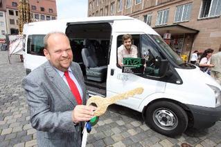 Sozial-Referent Reiner Prölß übergibt den symbolischen Wagenschlüssel. MUZ-Chef Steffen Zimmermann klemmt sich schon mal hinters Steuer.