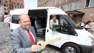 Sozial-Referent Reiner Prölß übergibt den symbolischen Wagenschlüssel. MUZ-Chef Steffen Zimmermann klemmt sich schon mal hinters Steuer. Sozial-Referent Reiner Prölß übergibt den symbolischen Wagenschlüssel. MUZ-Chef Steffen Zimmermann klemmt sich schon mal hinters Steuer.