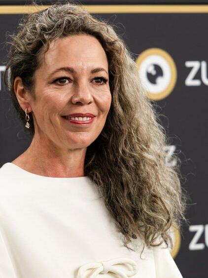 Olivia Colman &uuml;berrascht beim Zurich Film Festival mit grauer M&auml;hne.
