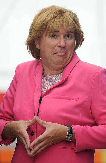 Der Kabarettist Wolfgang Krebs, verkleidet als Bundeskanzlerin Angela Merkel (CDU), posiert am Montag (03.09.12) in Abensberg auf dem Politischen Gillamoos.