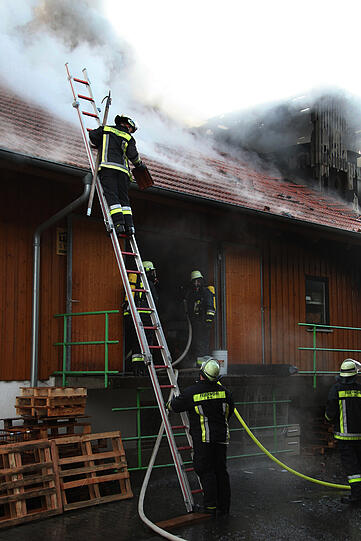 Brand in einer Lagerhalle in St. Wolfgang. Wir haben die Bilder...