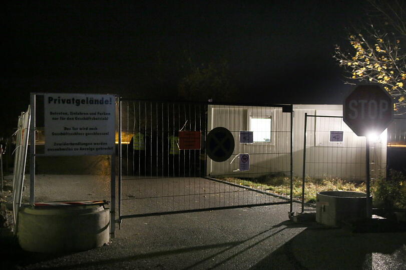 Polizei und Rettung im Flüchtlingsheim. Die Bilder von der Einsatz-Nacht.