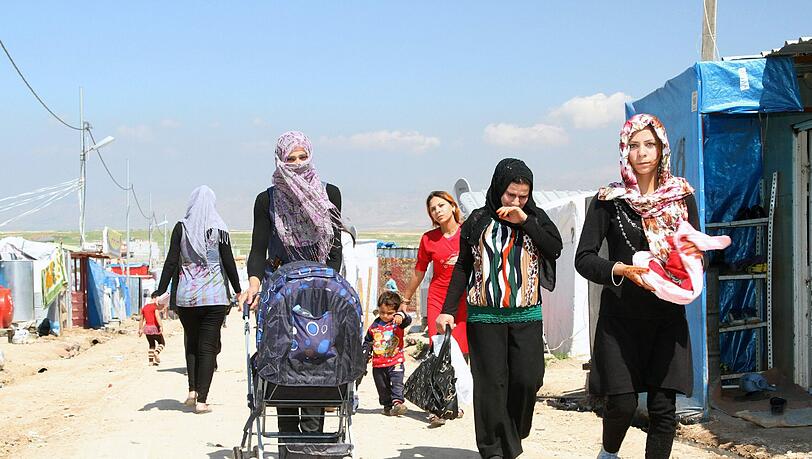 In Flüchtlingslagern harren die syrischen Frauen aus. Ist das Ersparte aufgebraucht, lassen sich viele als Zweitfrau ehelichen. In Flüchtlingslagern harren die syrischen Frauen aus. Ist das Ersparte aufgebraucht, lassen sich viele als Zweitfrau ehelichen.