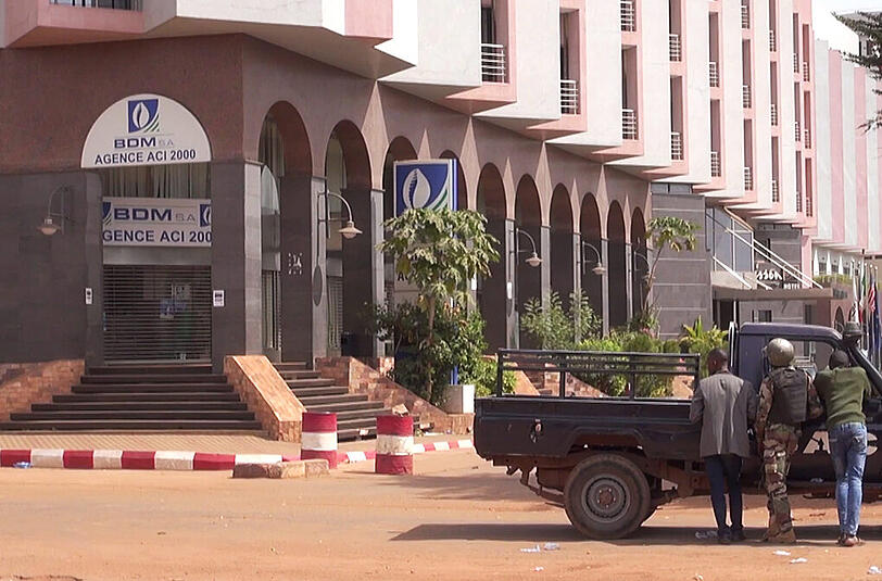 Islamistische Terroristen hatten in einem Hotel in Bamako (Mali) Geiseln genommen. Die Bilder.
