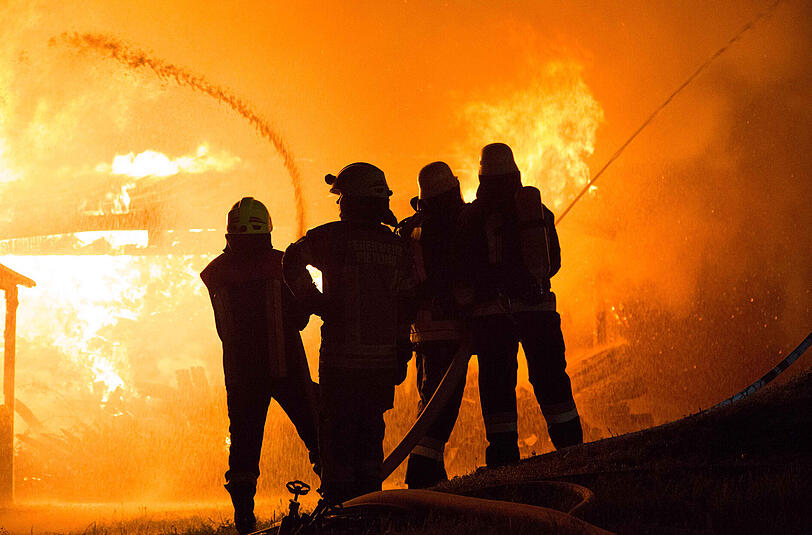 Die Bilder vom Feuerwehreinsatz beim Großbrand der Lagerhalle in Fridolfing.