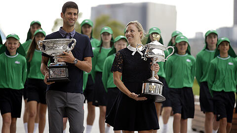 Vor der Auslosung am Freitag in Melbourne hatte Angelique Kerber gemeinsam mit dem letztjährigen Herren-Sieger Novak Djokovic die Siegerpokale präsentiert. "Das ist schon etwas Besonderes, als Titelverteidigerin hierher zu kommen", sagte sie.