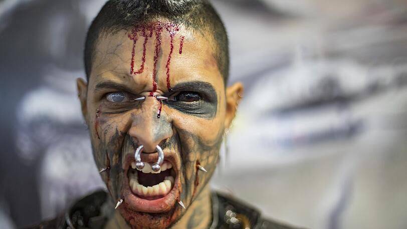 Ein Mann gestikuliert vor der Kamera bei der Eröffnung der «Tattoo Week» in Sao Paulo (Brasilien)