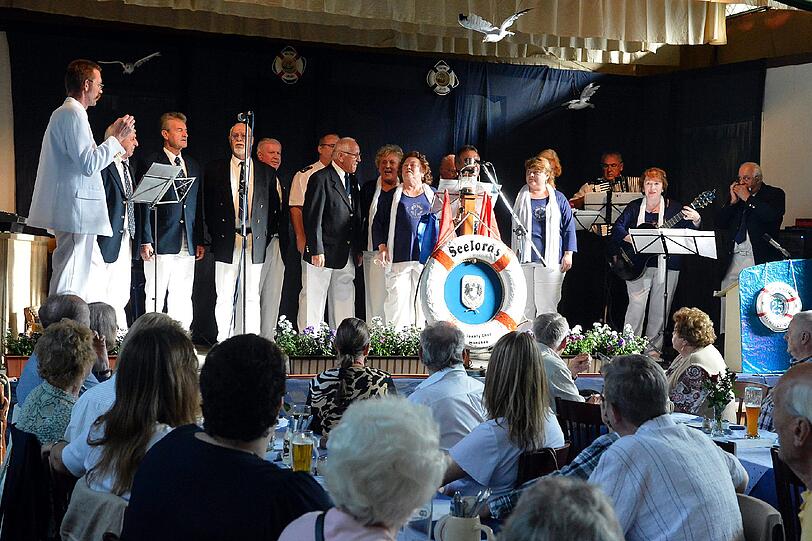 Eine Seefahrt ist nicht nur lustig, sondern auch voller Sehnsüchte: die Seelords München singen Lieder der Seefahrt.
