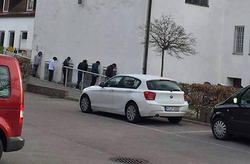 Mit dem Gesicht zur Wand, die Köpfe gesenkt - dieses Foto von der Kirche St. Gertrud am Harthof sorgte für Missverständnisse.