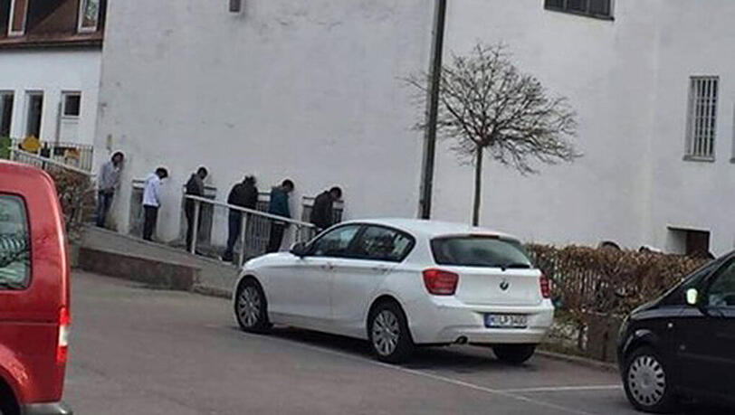 Mit dem Gesicht zur Wand, die Köpfe gesenkt - dieses Foto von der Kirche St. Gertrud am Harthof sorgte für Missverständnisse. Mit dem Gesicht zur Wand, die Köpfe gesenkt - dieses Foto von der Kirche St. Gertrud am Harthof sorgte für Missverständnisse.