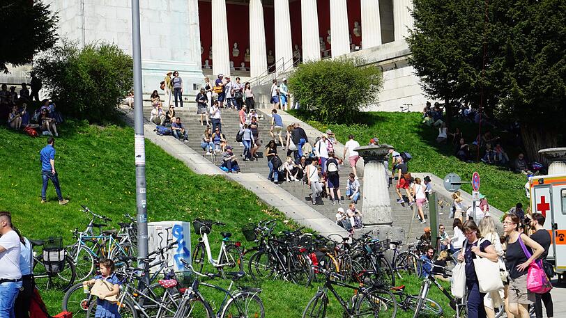 Von Ramsch bis Kult: Der Flohmarkt auf der Theresienwiese bietet für Jäger und Sammler eine große Auswahl.