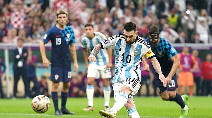 Lionel Messi erzielt per Strafstoß das Tor zur 1:0-Führung gegen Kroatien.