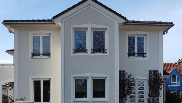 Die Renaissance-Villen von Andrea Palladio in Oberitalien lassen ebenso grüßen wie die klassischen Gründerzeitvillen unserer Städte. Die Fassade ist harmonisch symmetrisch mit Giebelchen, Walmdach und profilierten Details an Dach und Fenstern – ohne Kitsch. Die Renaissance-Villen von Andrea Palladio in Oberitalien lassen ebenso grüßen wie die klassischen Gründerzeitvillen unserer Städte. Die Fassade ist harmonisch symmetrisch mit Giebelchen, Walmdach und profilierten Details an Dach und Fenstern – ohne Kitsch.