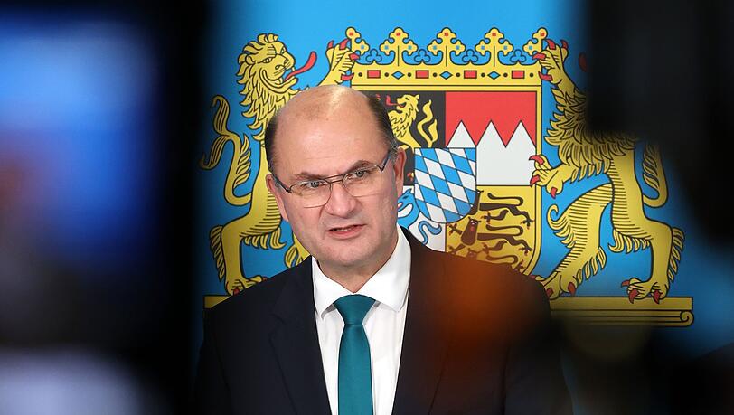 Finanzminister Albert Füracker muss als nächstes den bayerischen Doppelhaushalt für 2026 und 2027 aufstellen - ob das ohne neue Schulden gehen kann, ist noch immer offen. Finanzminister Albert Füracker muss als nächstes den bayerischen Doppelhaushalt für 2026 und 2027 aufstellen - ob das ohne neue Schulden gehen kann, ist noch immer offen.